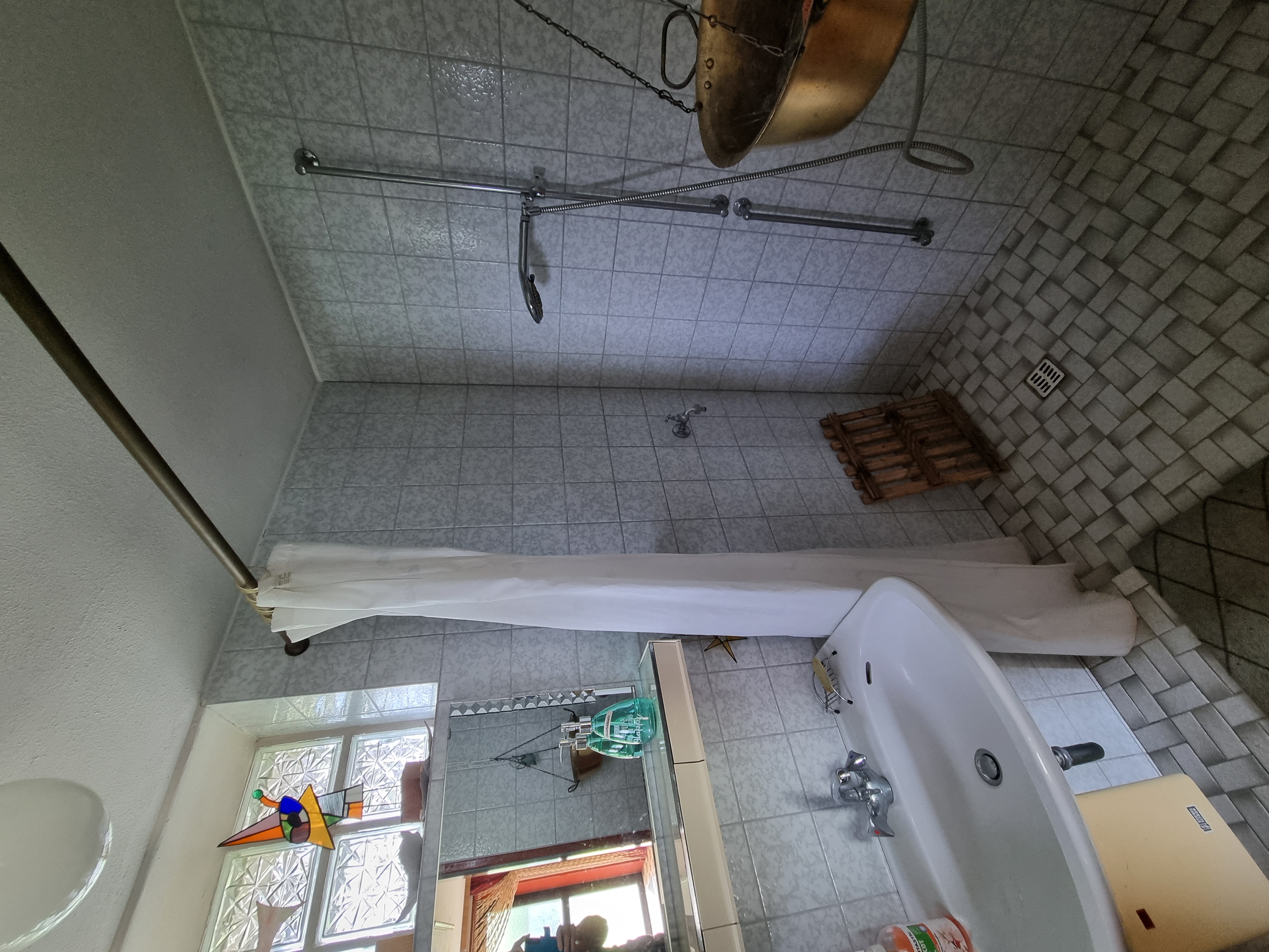 Wohnmobilstellplatz: Dusche und WC - Gartenplatz mit Ausblick über Wiese am Donauradweg - zone