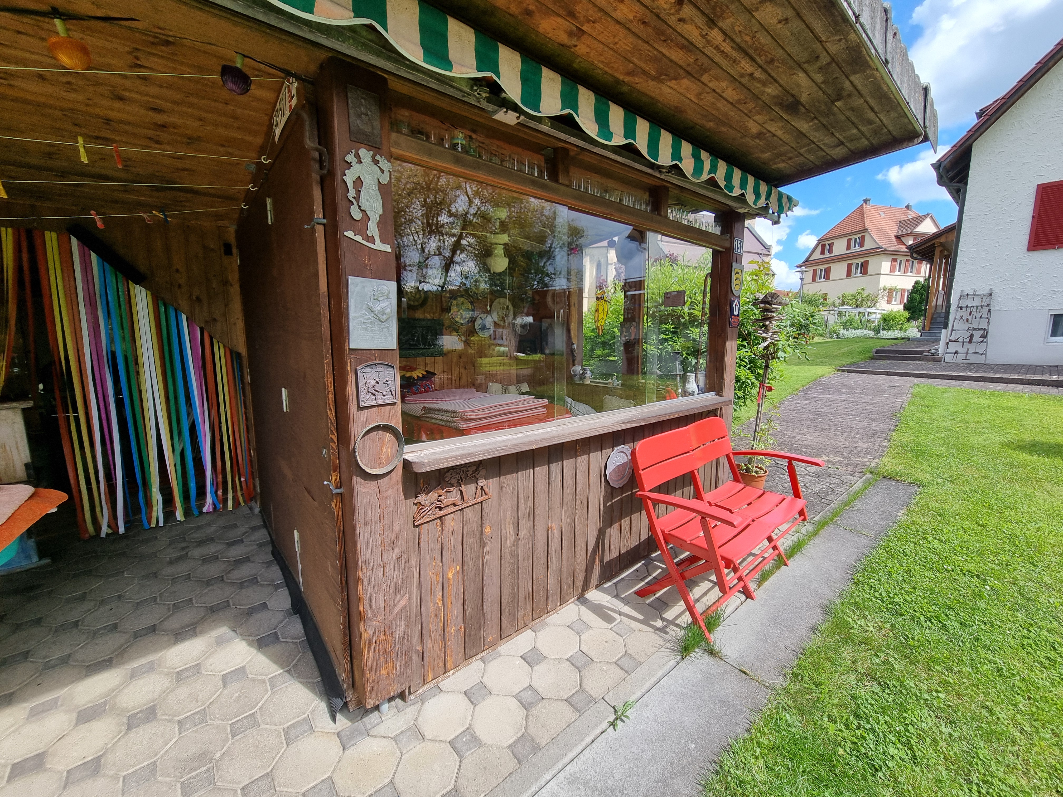 Wohnmobilstellplatz: gemütlicher Sitzplatz - Gartenplatz mit Ausblick über Wiese am Donauradweg - zone