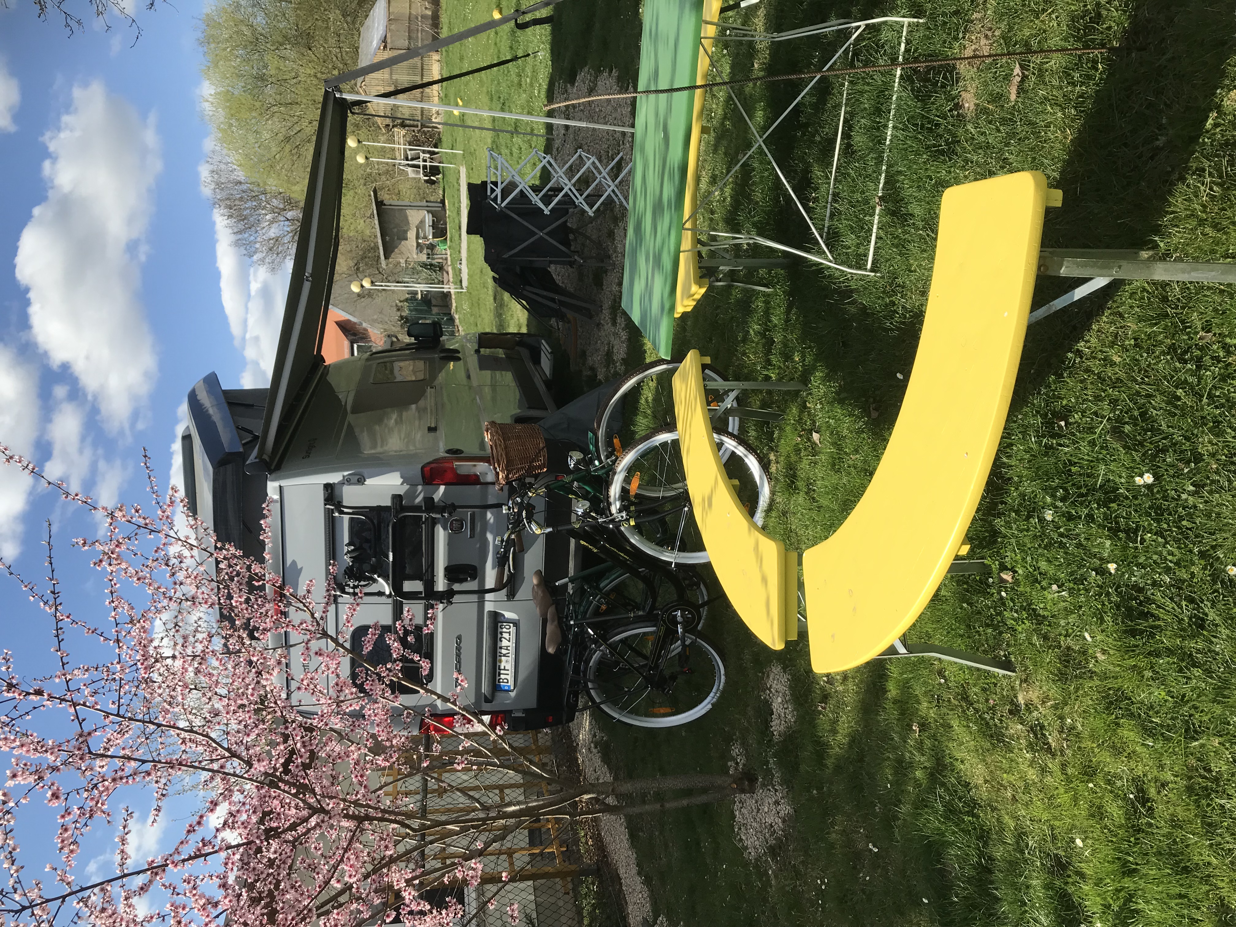 Reisemobilstellplatz - Stadt - Sachsen - Stellpatz und Sitzbänke - Stellplatz in Leipzig Stadt 