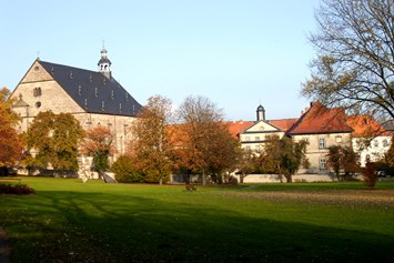 Wohnmobilstellplatz: Ansicht aus dem Klosterpark auf die Klosterkirche - Wohnmobilstellplatz der Gemeinde Lamspringe