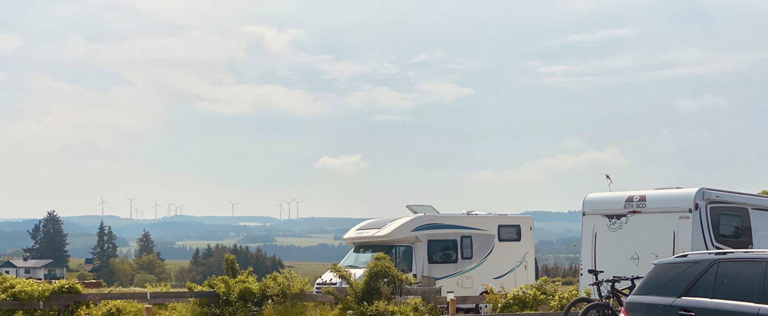 Reisemobilstellplatz - Oberwesel - Fernsicht von P2 in Richtung Mörsdorfer Bachtal - PKW und WoMo Parkplatz 2 Geierlay-Hängeseilbrücke 