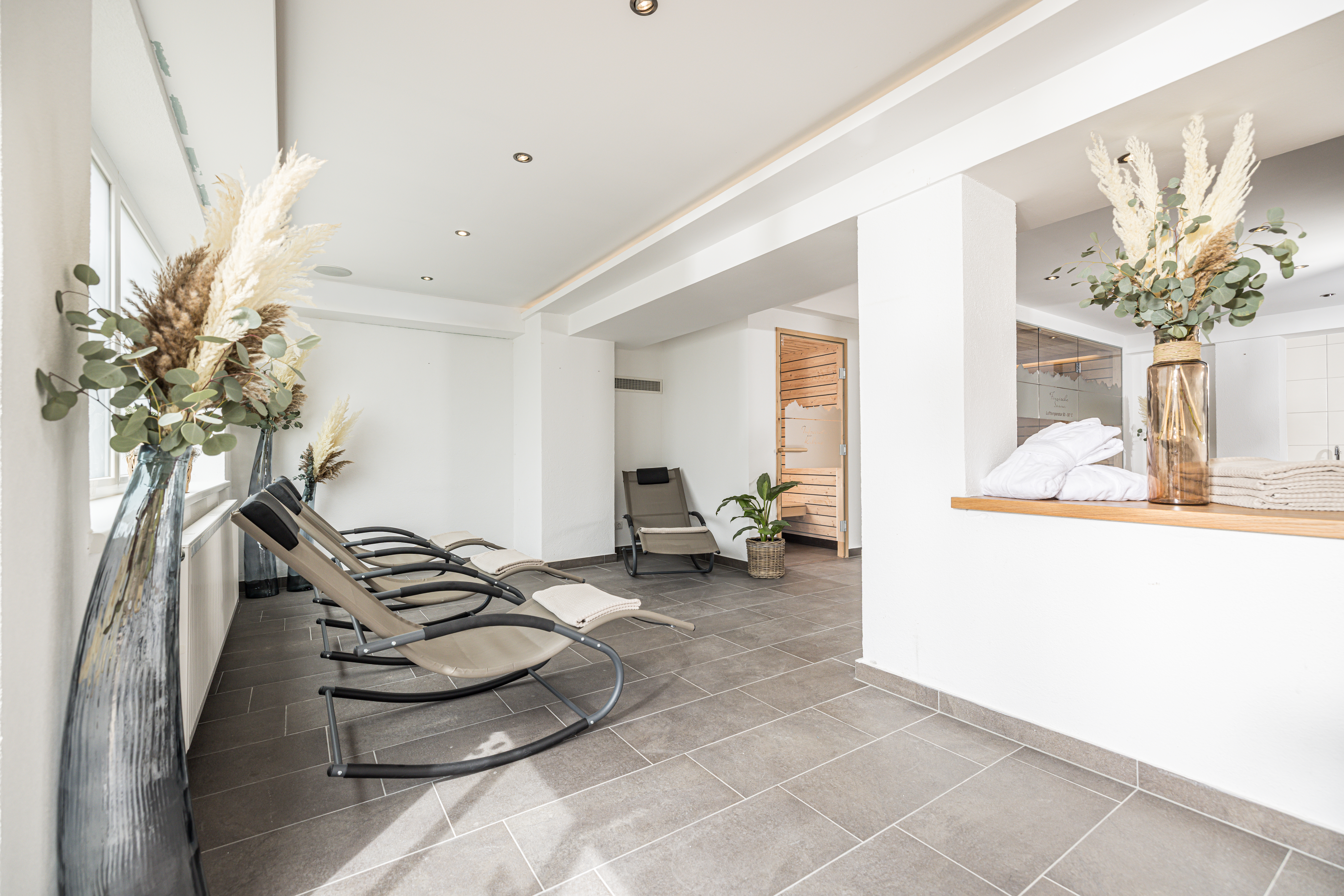 Wohnmobilstellplatz: Wohlfühlbereich mit Liegen und Chill-Out Terrasse - Camping-Stellplatz by apartments '43 - Infrastruktur