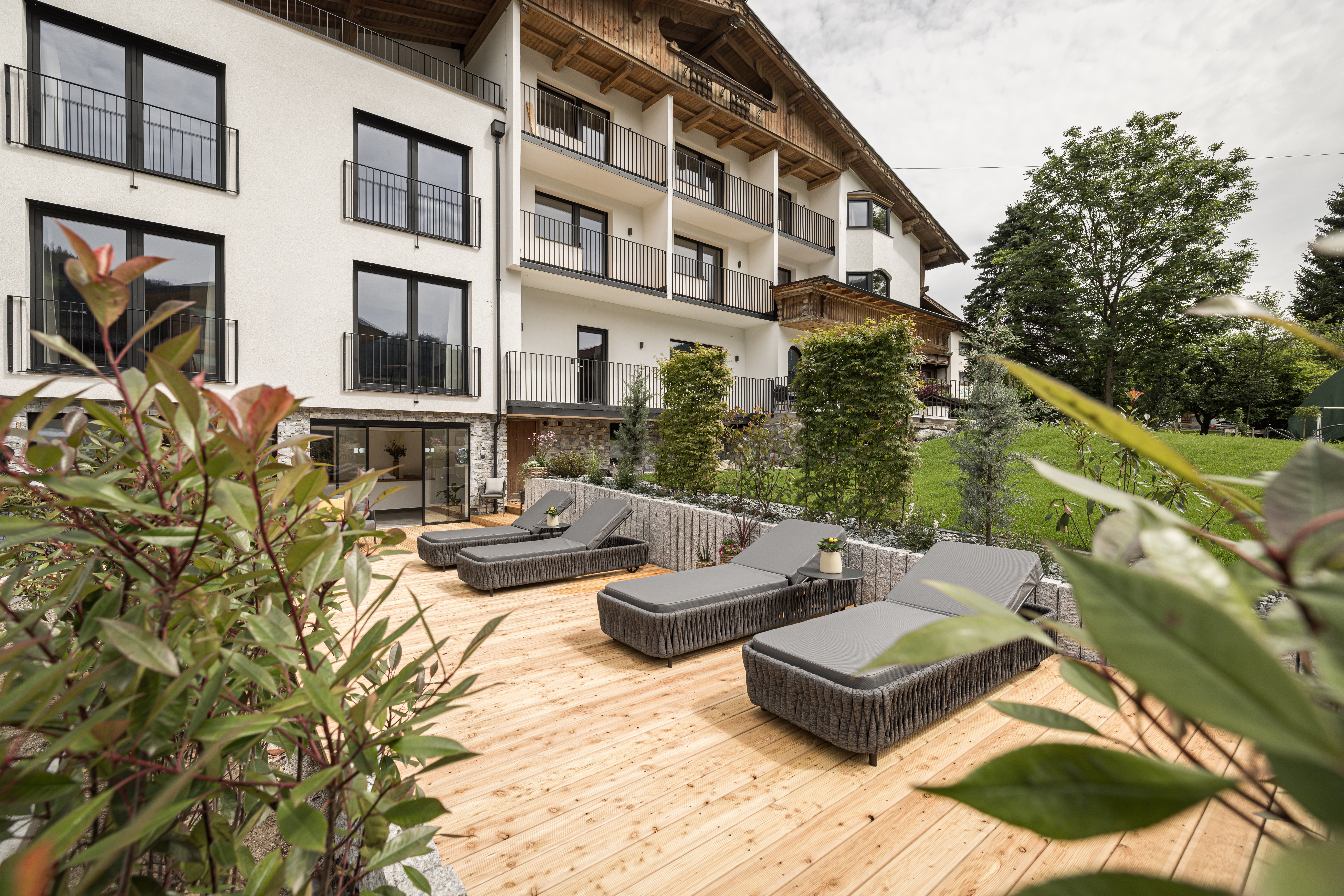Wohnmobilstellplatz: Wohlfühlbereich mit Liegen und Chill-Out Terrasse - Camping-Stellplatz by apartments '43 - Infrastruktur