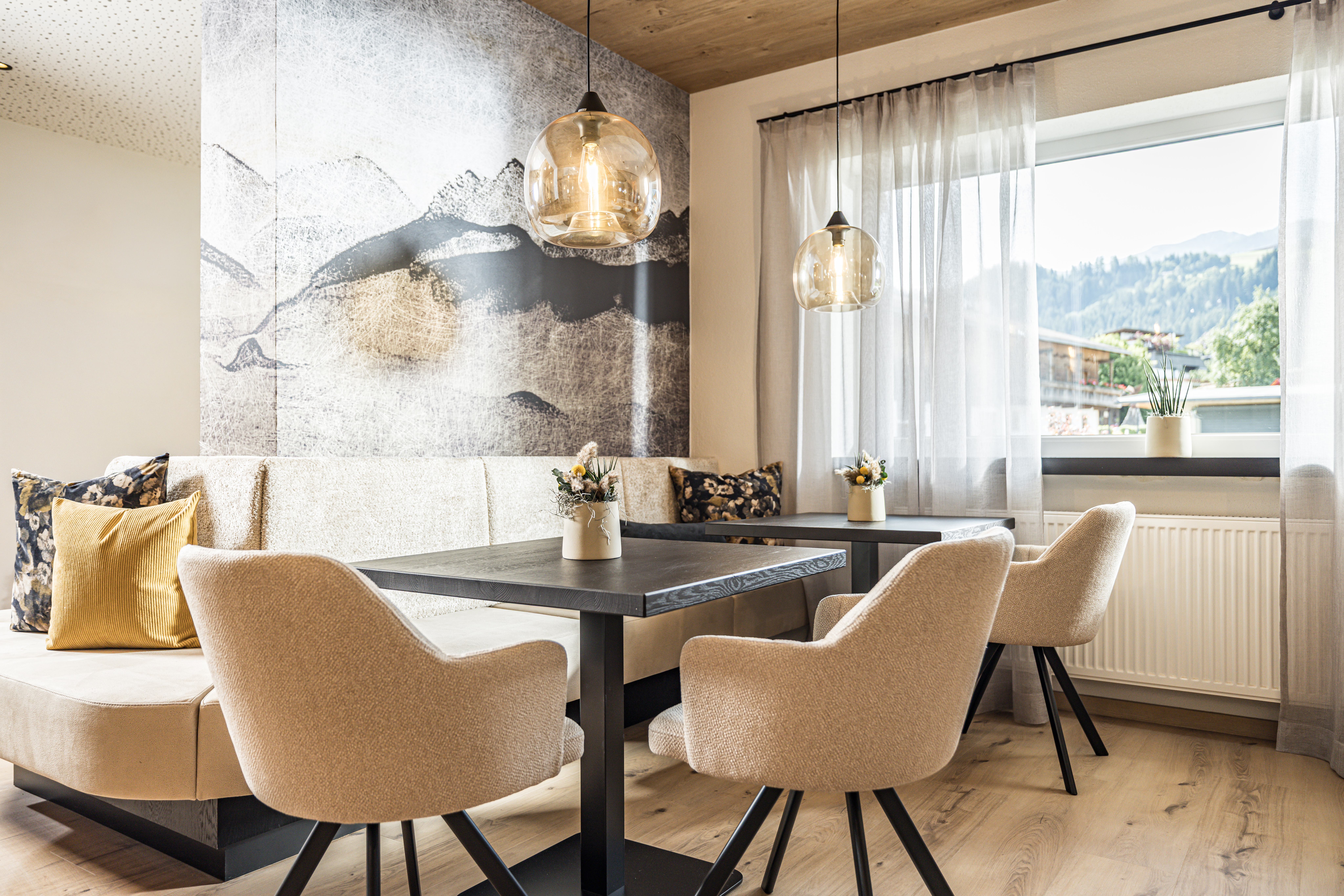 Wohnmobilstellplatz: Treffpunkt '43 - Aufenthaltsbereich mit gemütlichen Sitzecken, Snack-Automaten & Rezeption - Camping-Stellplatz by apartments '43 - Areal, Freizeit, Infrastruktur