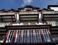Wohnmobilstellplatz: Außerwöhnlicher Blickwinkel auf die Fassade des Hotels Kronprinz - Solebad