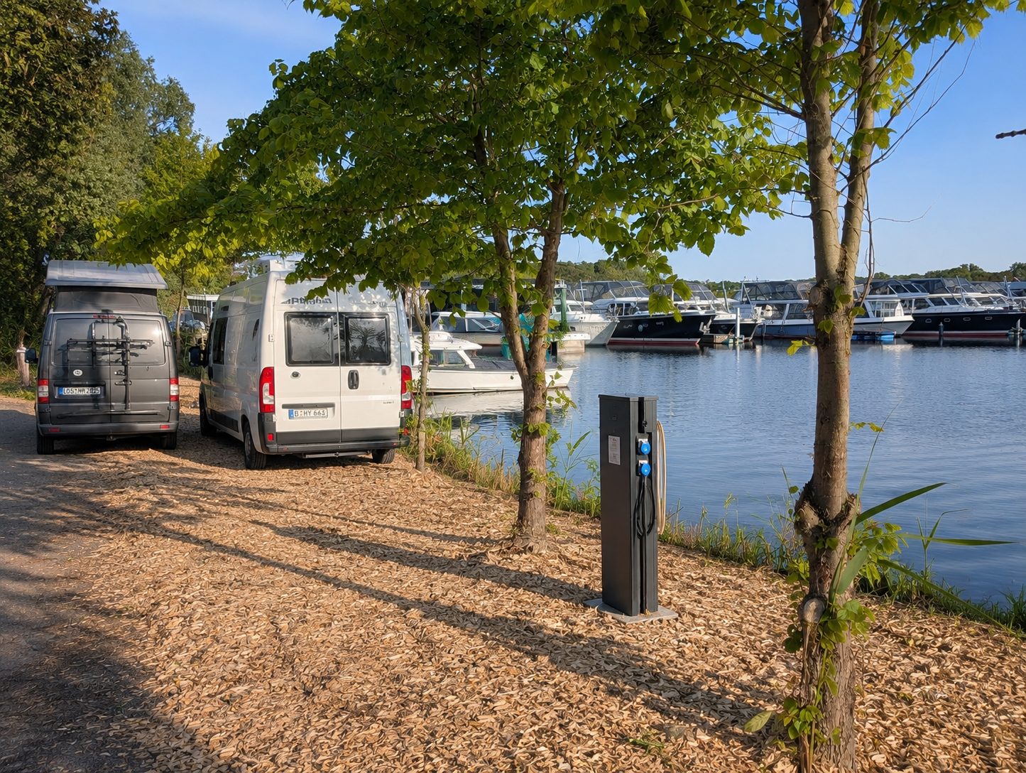 RV park - Jerichow - Stellplatz direkt an der Kaimauer mit eigener Stromsäule – Blick auf den Yachthafen und die Havel. - Wohnmobilstellplatz Marina Brandenburg
