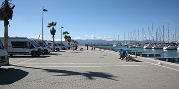 Reisemobilstellplatz - Art des Stellplatz: eigenständiger Stellplatz - Andalusien - Parking La Linea de La Concepcion