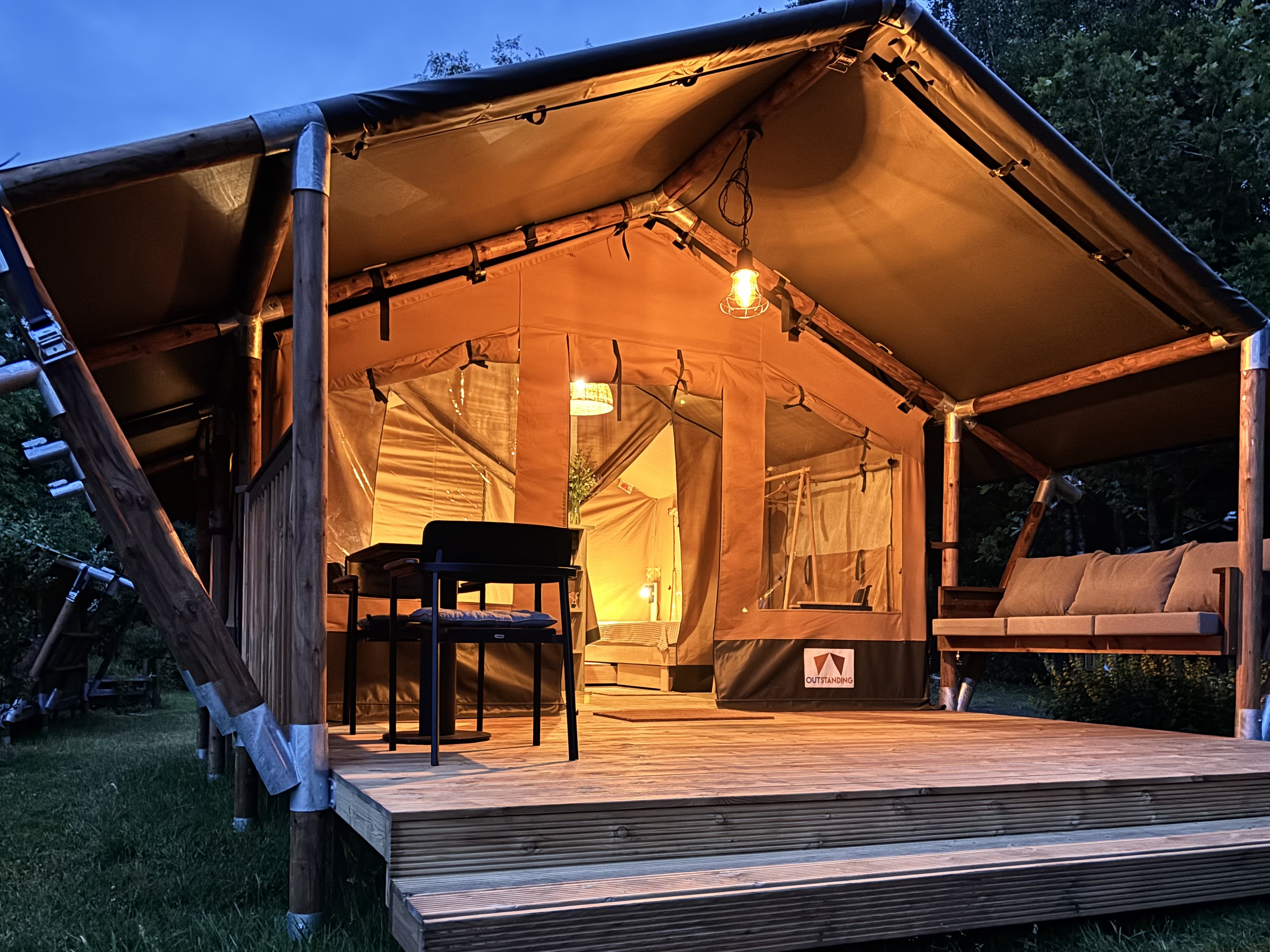 Wohnmobilstellplatz: Glamping bei Nacht. - WaldWiesen Maiburg Naturcamp