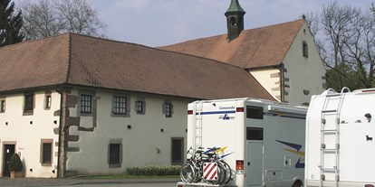 Motorhome parking space - öffentliche Verkehrsmittel - Schönwald im Schwarzwald - Klosterparkplatz, gleich neben der Tourist Info und dem Schwarzwälder Trachtenmuseum - Klosterparkplatz