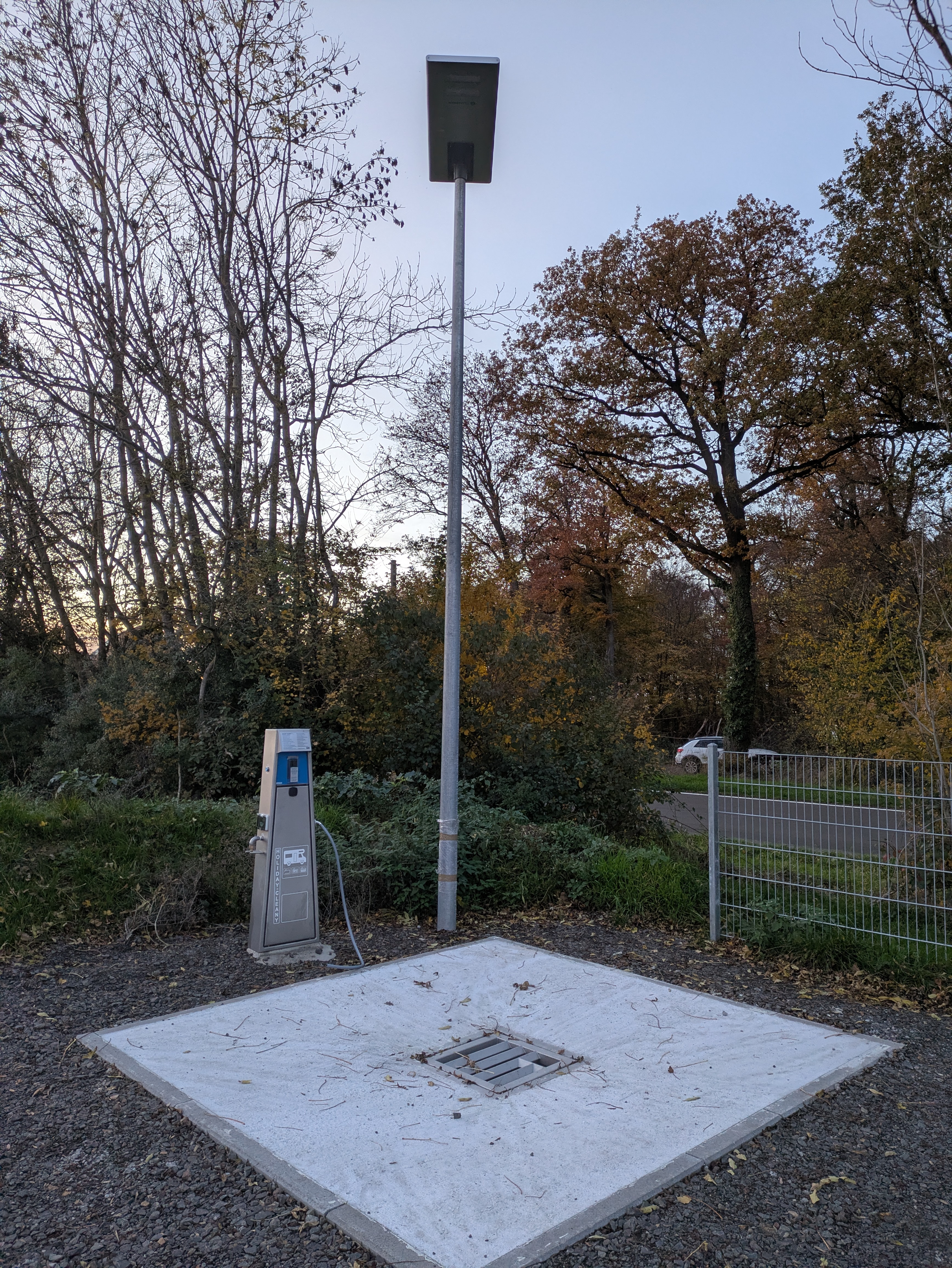 Area sosta per camper - Dexheim - Wasserver- und entsorgung - Wohnmobilstellplatz zur Waldmurmelbahn