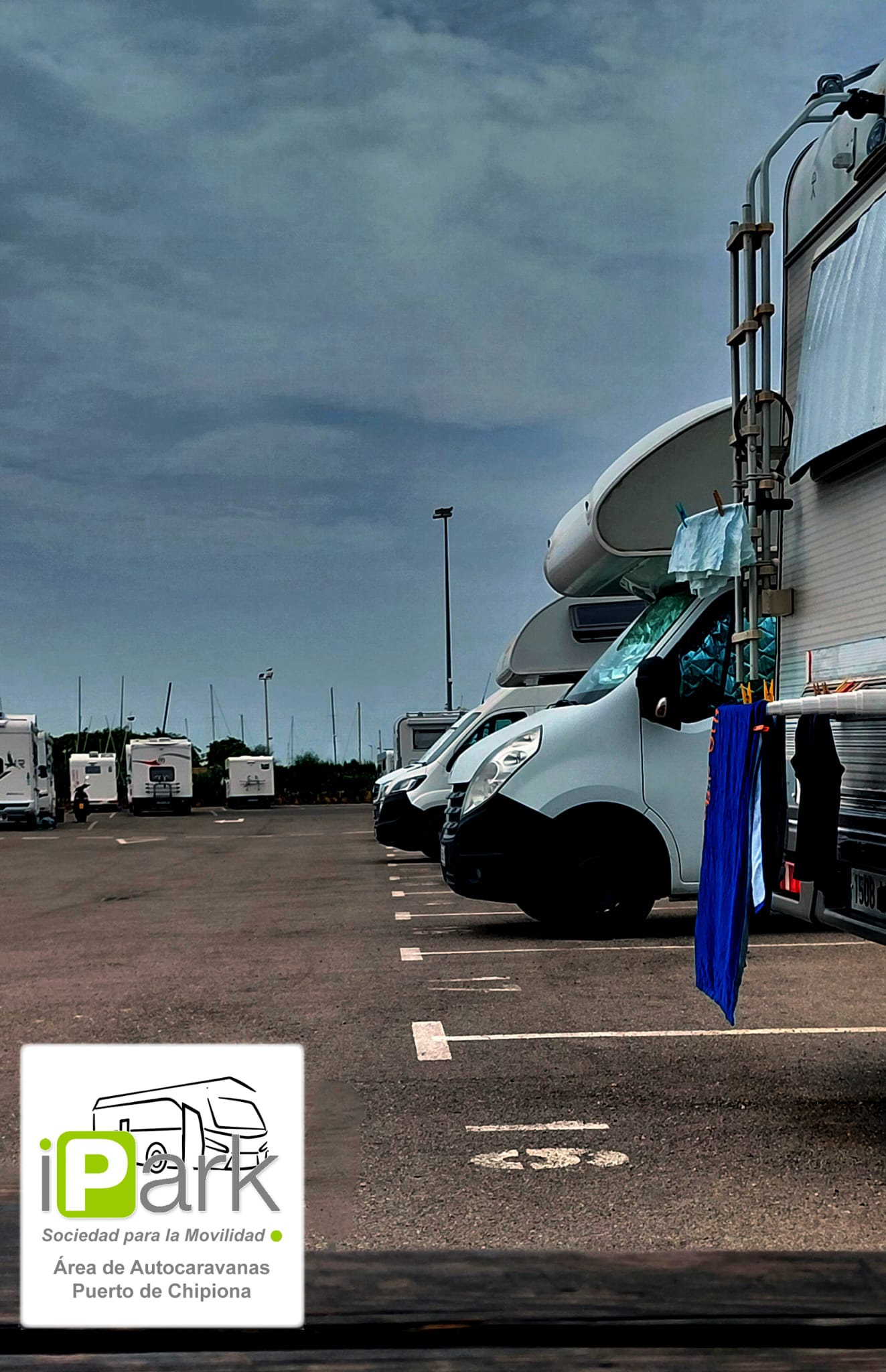 Wohnmobilstellplatz: Ipark Autocaravanas Chipiona está ubicada en el puerto deportivo de la localidad, con vistas al Atlántico y a pocos pasos de algunas de las playas más bonitas de la Costa de la Luz gaditana. - Ipark autocaravanas Puerto de Chipiona - area, food, infrastructure, Leisure time, Vicinity
