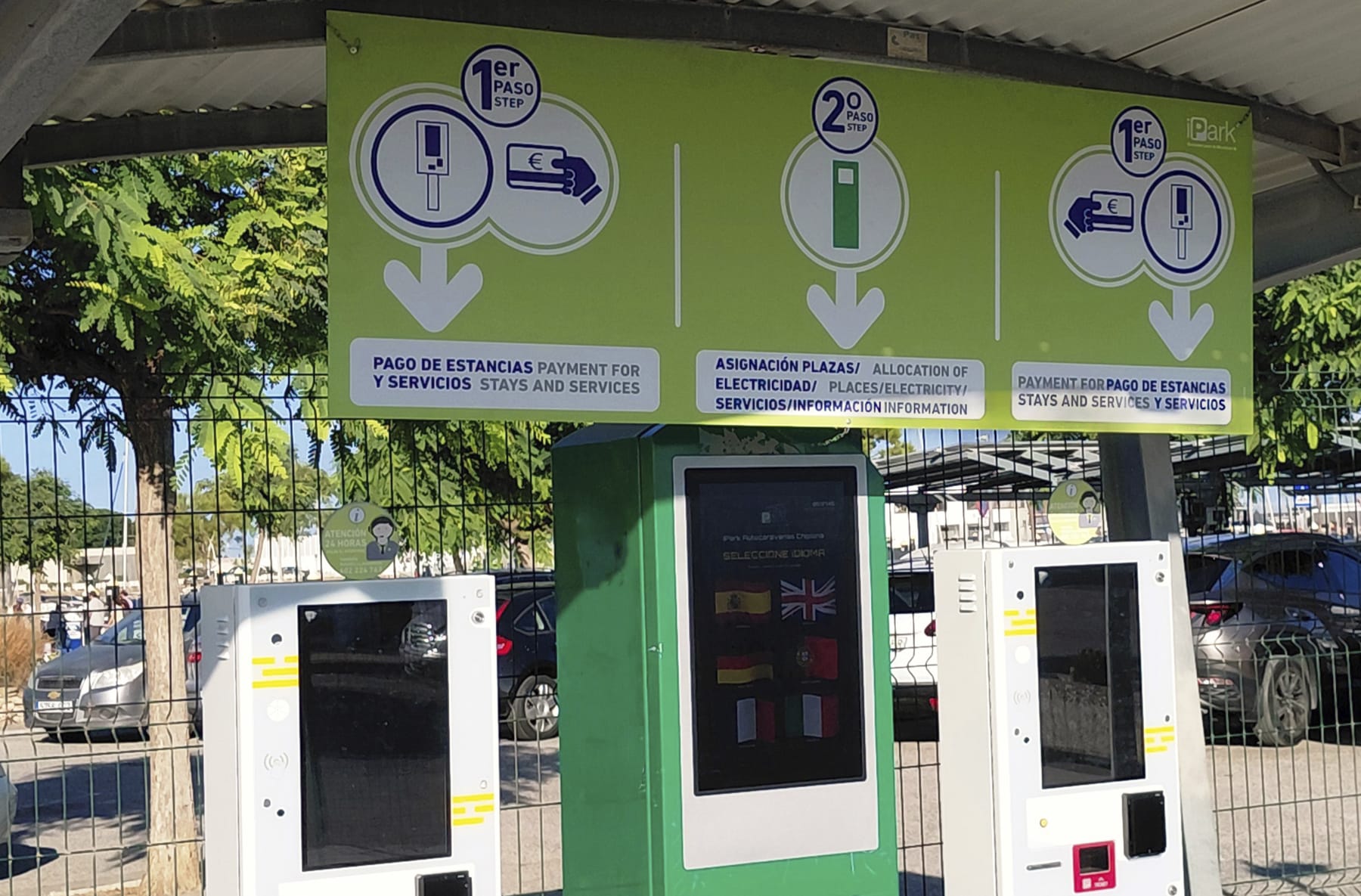 Wohnmobilstellplatz: Acceso área de autocaravanas Ipark en el puerto deportivo de Chipiona. Cádiz. - Ipark autocaravanas Puerto de Chipiona