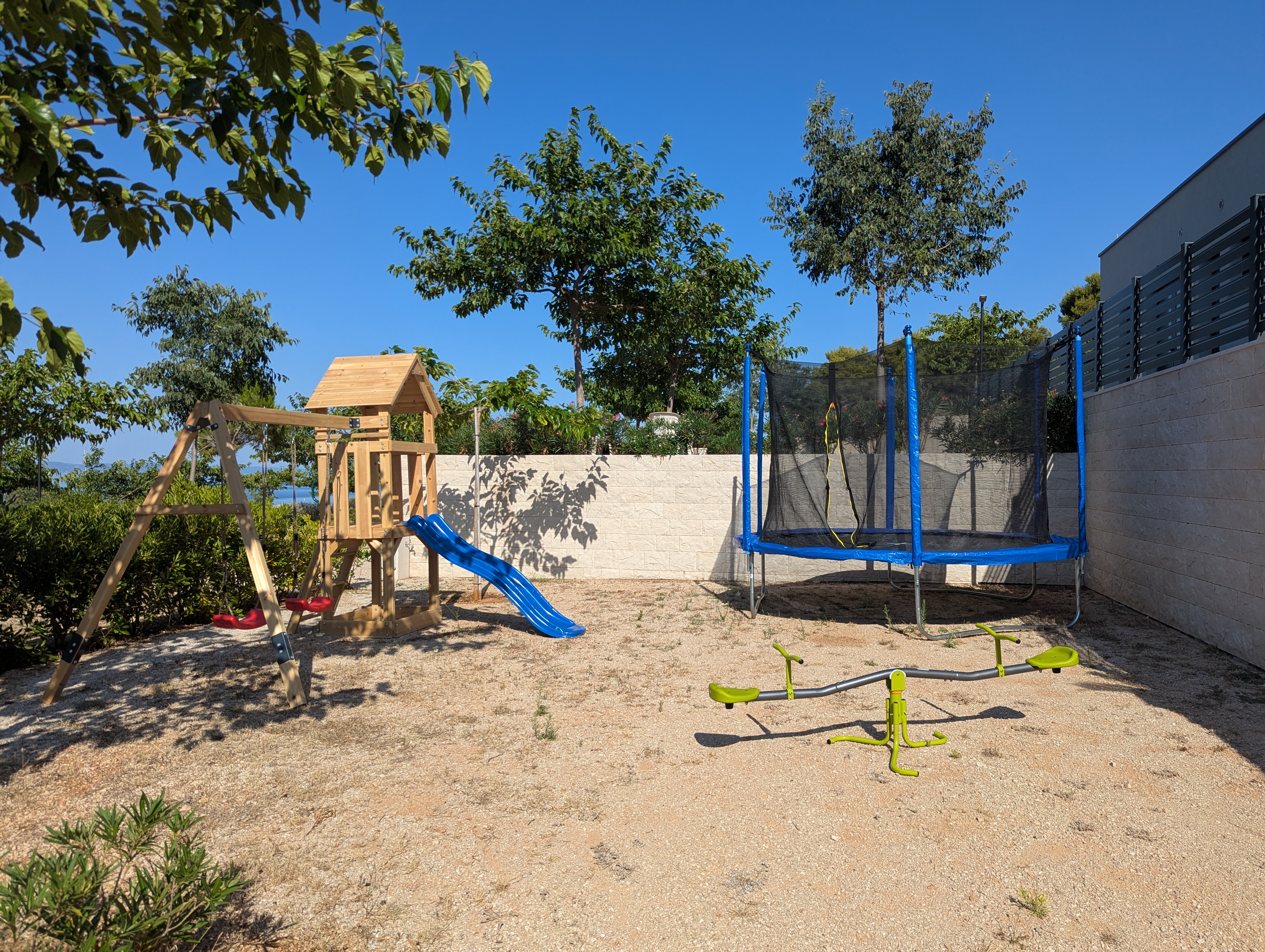 Wohnmobilstellplatz: A safe and fun children's playground offers the perfect place for little campers to play, explore, and make new friends while parents relax and enjoy the peaceful surroundings. - Camping Lovište Paradise