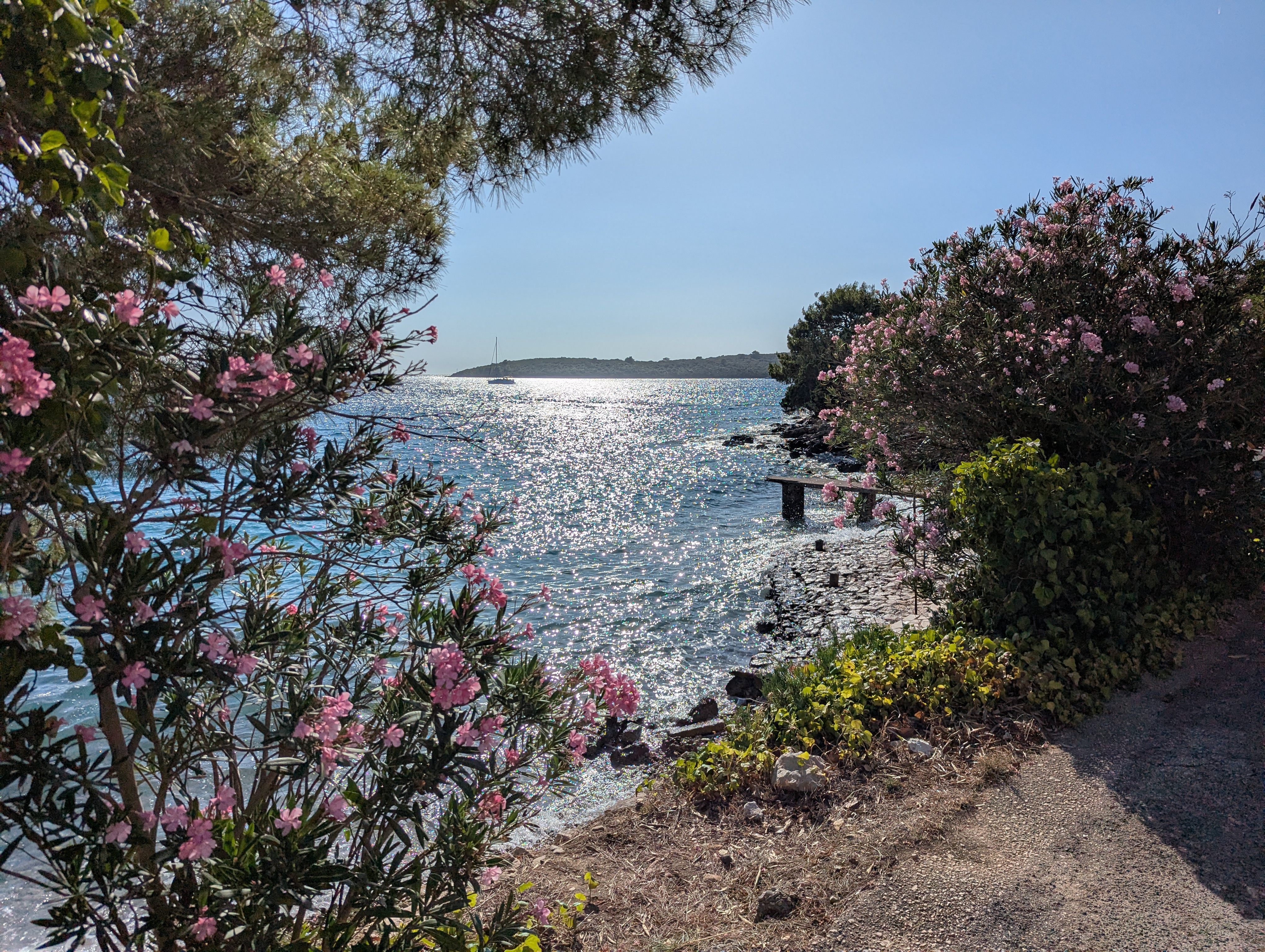 Wohnmobilstellplatz: Lovište is known for its crystal-clear turquoise waters and beautiful pebble beaches, perfect for swimming, snorkeling, paddleboarding, or simply relaxing and enjoying the unspoiled Adriatic coastline - Camping Lovište Paradise