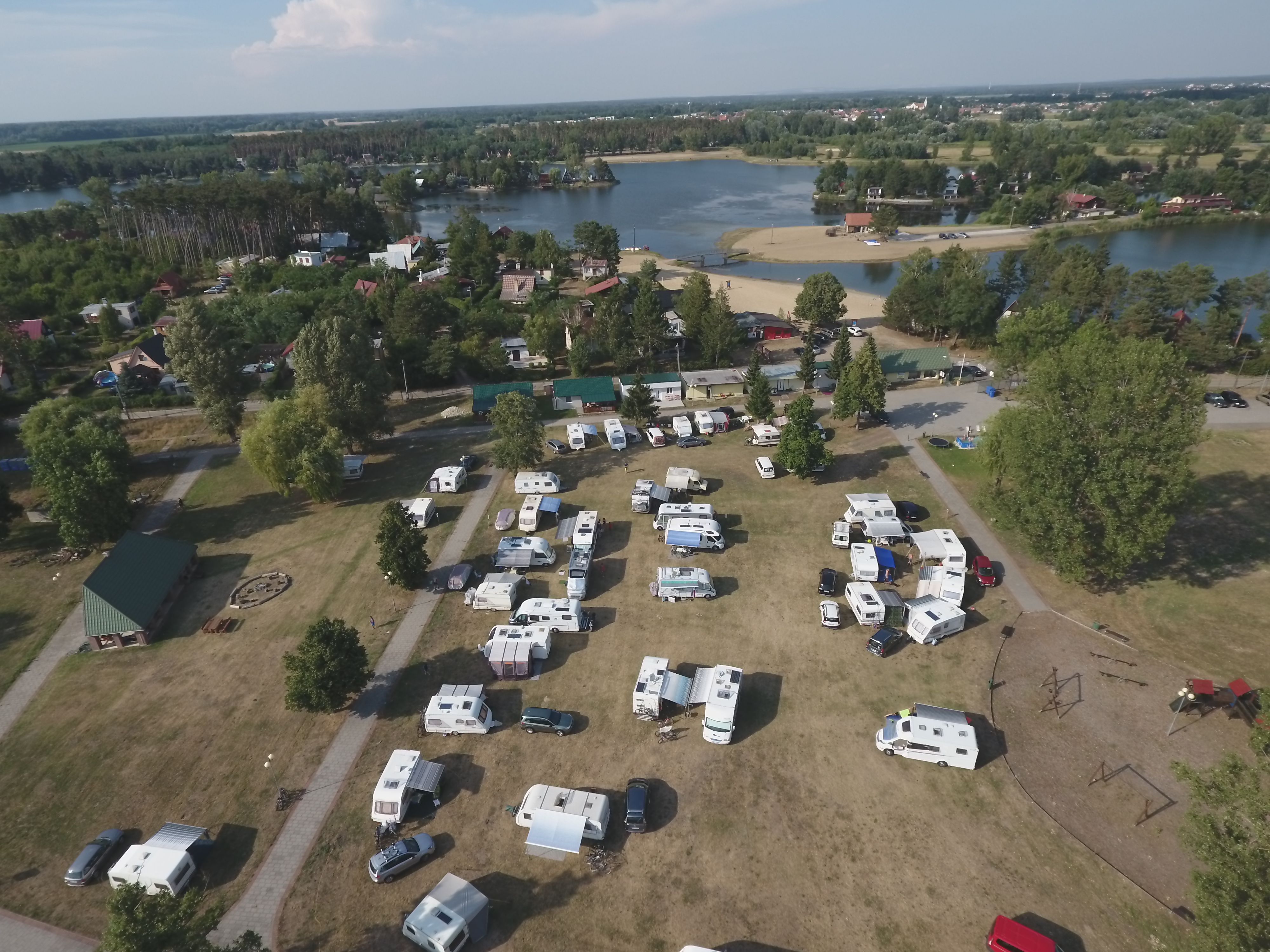 Wohnmobilstellplatz: A beautiful aerial view of Autocamp Brudava, surrounded by nature and located next to the lake. A perfect place for a relaxing family holiday. - Autokemp Rudava Slovakia - zone