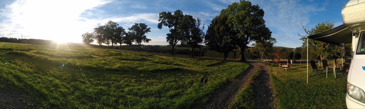 área camper - Erzgebirge - Eure Aussicht vom Stellplatz in die Weite und die geschotterte Auffahrt - Rasch-Hof