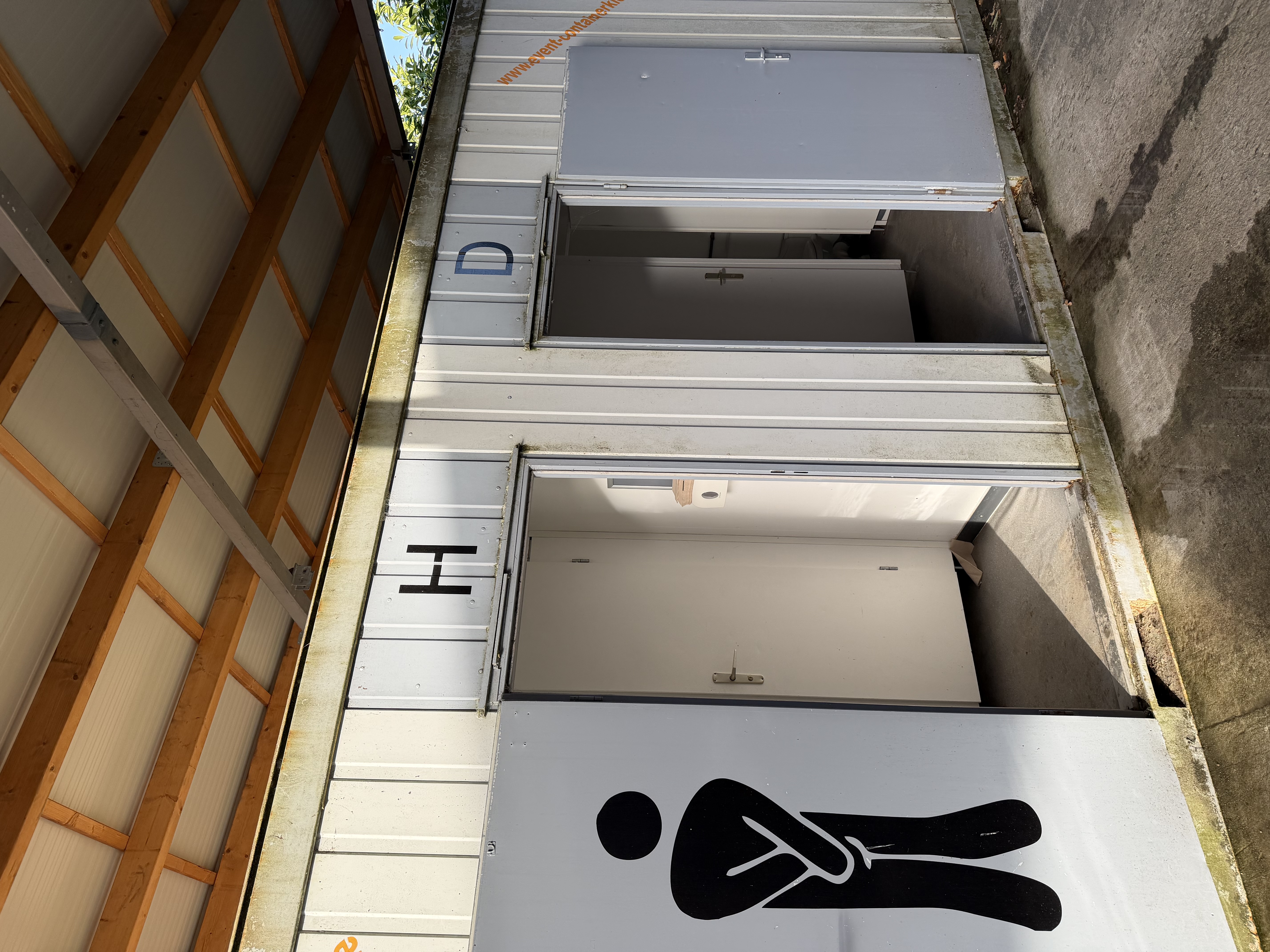 Wohnmobilstellplatz: Einfache Toiletten, Duschen ist separat möglich. - Hof Aderhold 