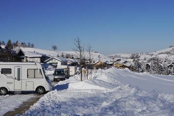 Wohnmobilstellplatz: Winterimpression, rechts unten die Langlaufloipe - Hochgratblick