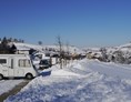 Wohnmobilstellplatz: Winterimpression, rechts unten die Langlaufloipe - Hochgratblick