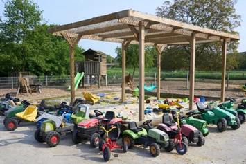 Wohnmobilstellplatz: Unser Fuhrpark für die Kleinsten - Wohnmobilstellplatz am Kinderbauernhof