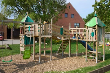 Wohnmobilstellplatz: Das große Klettergerüst - Wohnmobilstellplatz am Kinderbauernhof