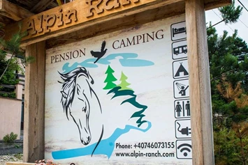 Wohnmobilstellplatz: Eingang Camping Alpin Ranch - Parking Alpin Ranch