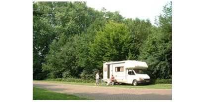 Reisemobilstellplatz - öffentliche Verkehrsmittel - Sambeek - Stellplatz am Tierpark