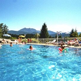 Wohnmobilstellplatz: Badespaß im Sommer mit Kinderplanschbecken - Seencamping Stadlerhof
