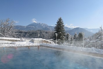 Wohnmobilstellplatz: Baden im Winter in Schneebedeckter Umgebung bei 32° warmen Wasser - Seencamping Stadlerhof