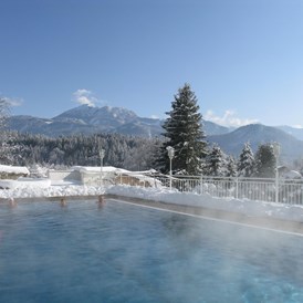 Wohnmobilstellplatz: Baden im Winter in Schneebedeckter Umgebung bei 32° warmen Wasser - Seencamping Stadlerhof