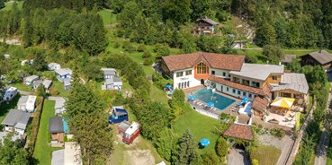 Reisemobilstellplatz - Brixen im Thale - Schwimmbad aus Luftiger Höhe - Seencamping Stadlerhof