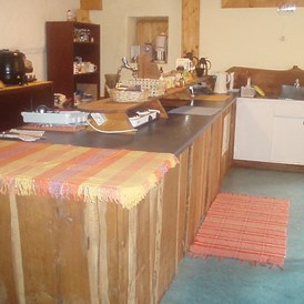 Wohnmobilstellplatz: Küche mit Aufenthaltsraum - Freunde des Moosbacherhofes
