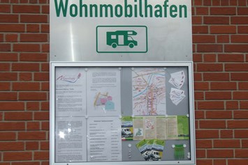 Wohnmobilstellplatz: Im Schaukasten erhalten Sie die wichtigsten Informationen auf einen Blick. - Wohnmobilhafen Marsberg
