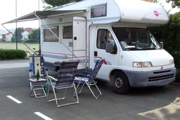 Wohnmobilstellplatz: Ein Stellplatz bietet Ihnen genüg Platz für Wohnmobil und ein paar Stühle. - Wohnmobilhafen Marsberg