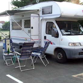 Wohnmobilstellplatz: Ein Stellplatz bietet Ihnen genüg Platz für Wohnmobil und ein paar Stühle. - Wohnmobilhafen Marsberg