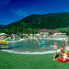 Wohnmobilstellplatz: Wasserrutsche, mit Kinderbecken - Stellplatz See-Camping Eben