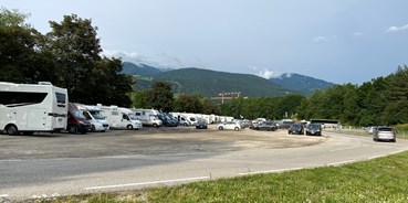 Reisemobilstellplatz - Reisemobillänge - Südtirol - Stegener Marktplatz vom Westen - Parkplatz am Stegener Marktplatz