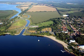 Wohnmobilstellplatz: Luftaufnahme Großkoschen mit dem schiffbaren Kanal zum Geierswalder See - Ferienhaus GlückSEEligkeit