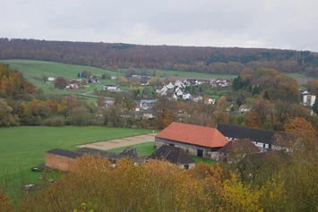 Wohnmobilstellplatz: Blick auf den Wohnmobilstellplatz an der Domäne von der Burgmauer der Trendelburg aus - Trendulas Paradies - Tor zum Reinhardswald