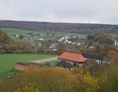 Wohnmobilstellplatz: Blick auf den Wohnmobilstellplatz an der Domäne von der Burgmauer der Trendelburg aus - Trendulas Paradies - Tor zum Reinhardswald