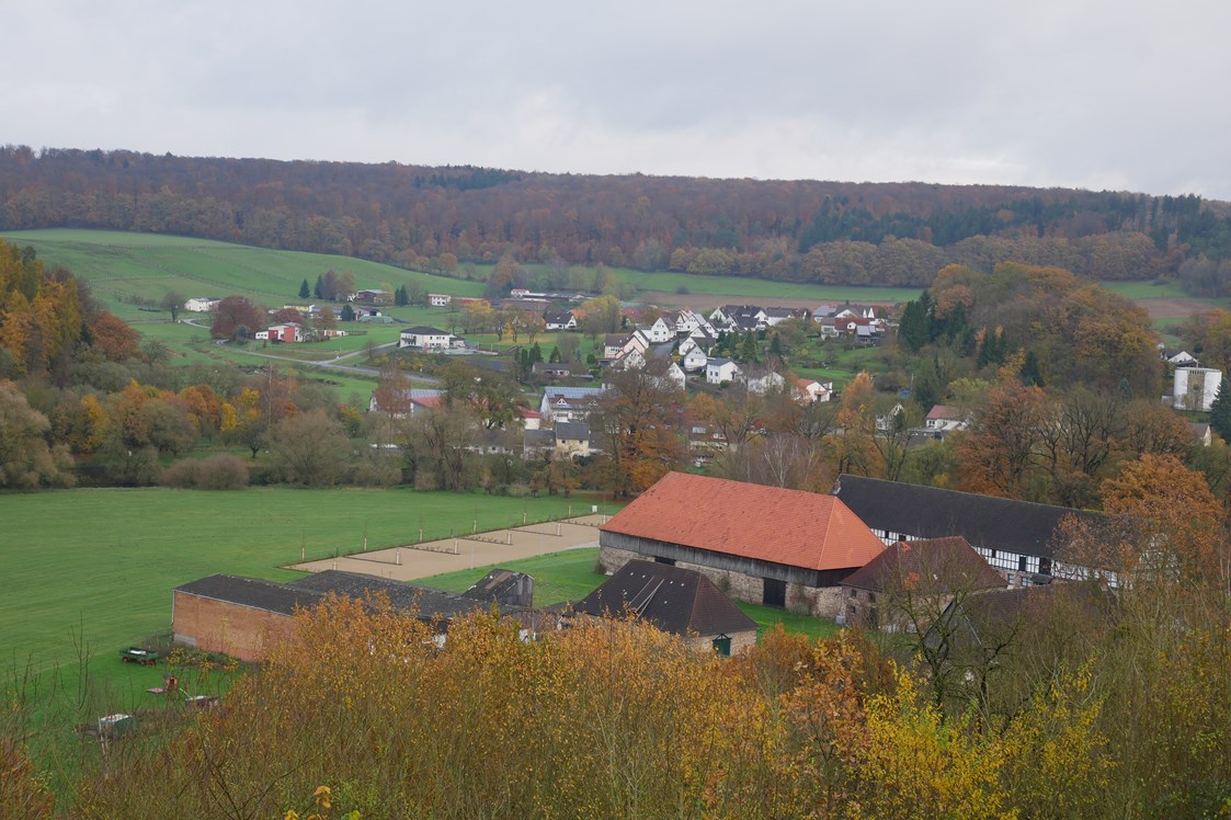 Wohnmobilstellplatz: Blick auf den Wohnmobilstellplatz an der Domäne von der Burgmauer der Trendelburg aus - Trendulas Paradies - Tor zum Reinhardswald