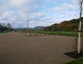 Wohnmobilstellplatz: Buchten mit wassergebundener Decke und frischer Bepflanzung. Im Hintergrund: Blick auf den Deiselberg - Trendulas Paradies - Tor zum Reinhardswald