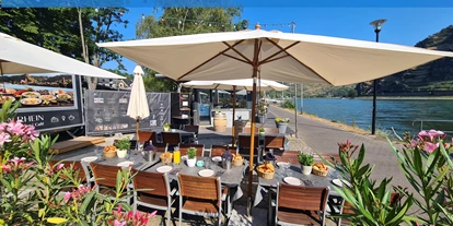 Reisemobilstellplatz - Restaurant - Windesheim - Gast-/Biergarten "Väterchen Rhein" direkt neben dem Parkplatz/Wohnmobilstellplatz in Oberwesel am Rhein, beim Schiffsanleger der KD  - Stellplatz am Schiffsanleger
