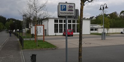 Reisemobilstellplatz - Willingen (Upland) - Einfahrt zum Parkplatz am Sauerländer Besucherbergwerk Ramsbeck - Parkplatz am Sauerländer Besucherbergwerk
