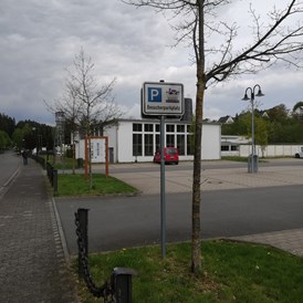 Wohnmobilstellplatz: Einfahrt zum Parkplatz am Sauerländer Besucherbergwerk Ramsbeck - Parkplatz am Sauerländer Besucherbergwerk