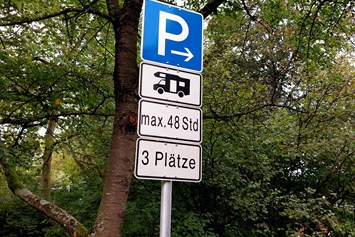 Wohnmobilstellplatz: Schild am Parkplatz  - Stellplatz Äußerer Burgplatz