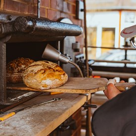 Wohnmobilstellplatz: Donnerstag bis Freitag gibt´s frischgebackenes Brot aus dem Holzbackofen auf dem Schwantener Dorfanger (März-Nov) - Stellplätze Holzofenbäckerei Plentz