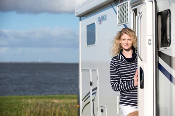 Wohnmobilstellplatz: Genießen Sie den Blick in die Weite. Hier können Sie frische Nordseeluft atmen und neue Energie tanken. - Wohnmobilstellplatz an der Nordsee (Neuharlingersiel)