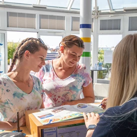 Wohnmobilstellplatz: Das Team vom Nordsee-Campingplatz Neuharlingersiel ist Ihnen gerne bei Ihrer Urlaubsplanung behilflich und steht Ihnen auch bei Fragen zur Verfügung. - Wohnmobilstellplatz an der Nordsee (Neuharlingersiel)