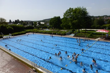 Wohnmobilstellplatz: Stellplatz am Freibad